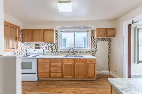 Kitchen - 2017 Harrison St, Quincy, IL 62301 photo 3 of 4
