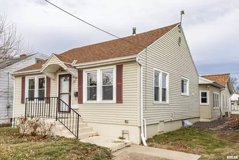 Exterior - 2017 Harrison St, Quincy, IL 62301 photo 2 of 3