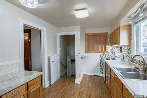Kitchen - 2017 Harrison St, Quincy, IL 62301 photo 4 of 4
