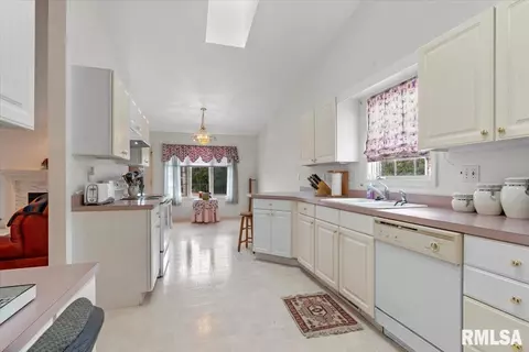 Kitchen - 5002 Eagle Rdg, Springfield, IL 62711 photo 2 of 2