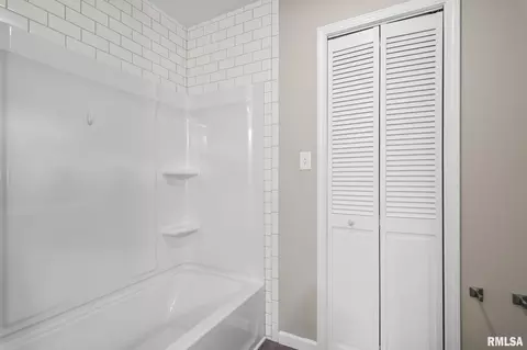 Bath - 1129 N Daniel Ave, Springfield, IL 62702 photo 3 of 5