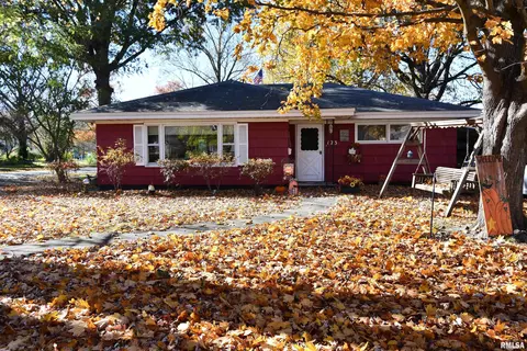 123 S 6th St, Girard, IL 62640