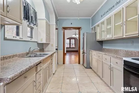 Entry Way - 2136 S State St, Springfield, IL 62704 photo 2 of 3