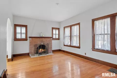 Living - 2136 S State St, Springfield, IL 62704 photo 2 of 5
