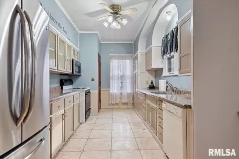 Entry Way - 2136 S State St, Springfield, IL 62704 photo 1 of 3