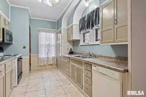 Kitchen - 2136 S State St, Springfield, IL 62704 photo 1 of 2