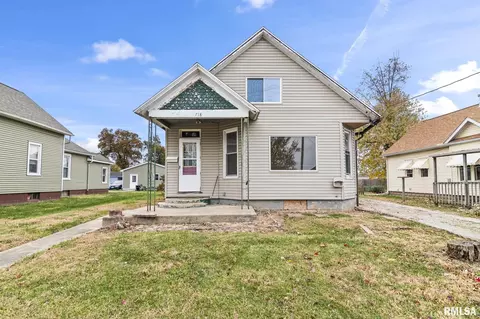 718 W England St, Taylorville, IL 62568