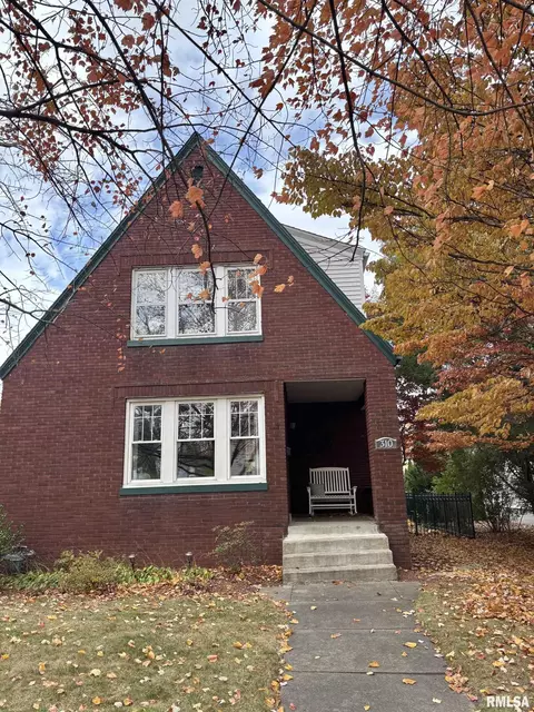 310 Woodland Pl, Jacksonville, IL 62650