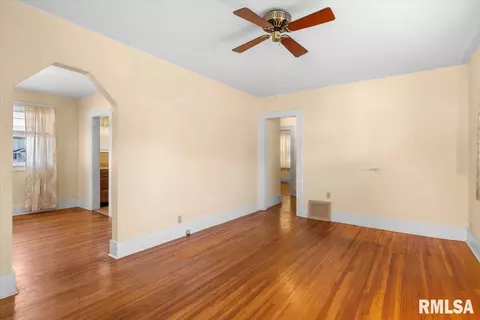Living - 618 W Laurel St, Springfield, IL 62704 photo 1 of 3