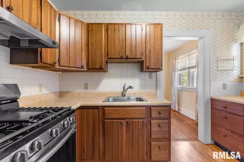 Kitchen - 618 W Laurel St, Springfield, IL 62704 photo 3 of 3
