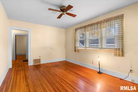 Living - 618 W Laurel St, Springfield, IL 62704 photo 2 of 3