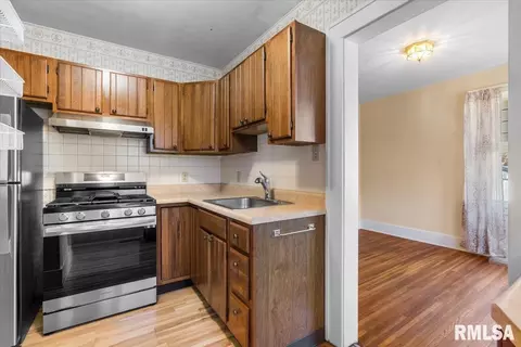 Kitchen - 618 W Laurel St, Springfield, IL 62704 photo 1 of 3