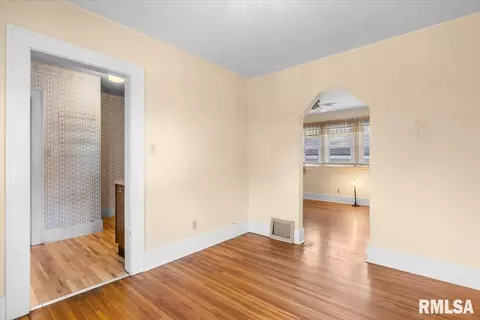 Entry Way - 618 W Laurel St, Springfield, IL 62704 photo 1 of 2