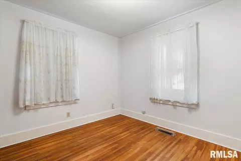 Bedroom - 618 W Laurel St, Springfield, IL 62704 photo 4 of 7