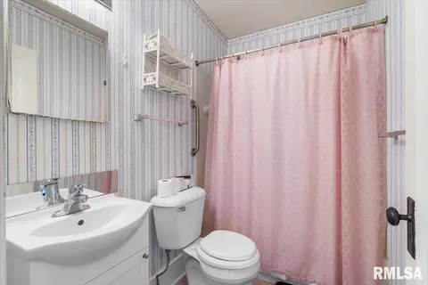 Bath - 618 W Laurel St, Springfield, IL 62704 photo 1 of 1