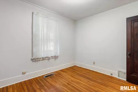 Bedroom - 618 W Laurel St, Springfield, IL 62704 photo 5 of 7