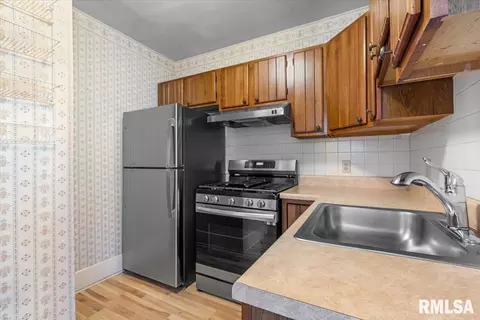 Kitchen - 618 W Laurel St, Springfield, IL 62704 photo 2 of 3