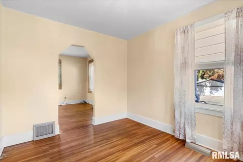 Entry Way - 618 W Laurel St, Springfield, IL 62704 photo 2 of 2