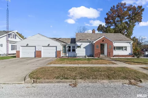 631 Chase St, Hillsboro, IL 62049