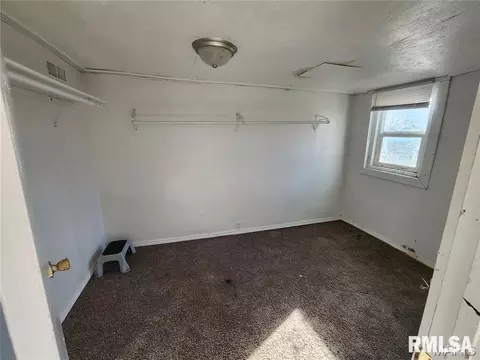 Bedroom - 2025 Broadway St, Hannibal, MO 63401 photo 4 of 4