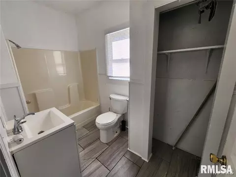 Bath - 2025 Broadway St, Hannibal, MO 63401 photo 1 of 2