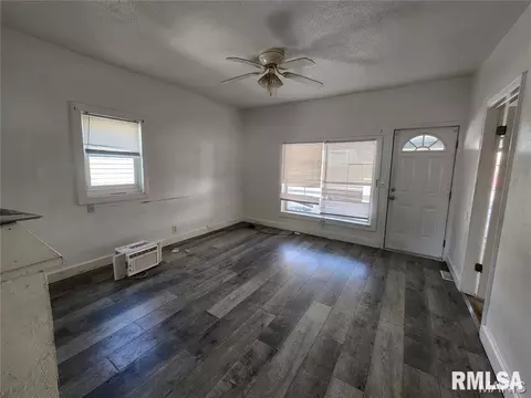 Living - 2025 Broadway St, Hannibal, MO 63401 photo 2 of 2