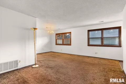 Living - 137 N Douglas Ave, Springfield, IL 62702 photo 2 of 4