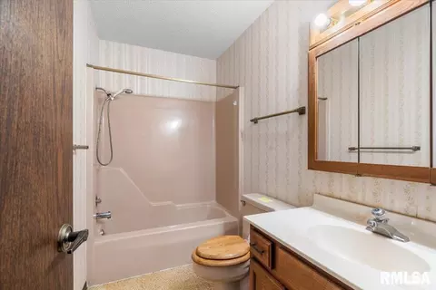 Bath - 137 N Douglas Ave, Springfield, IL 62702 photo 1 of 1