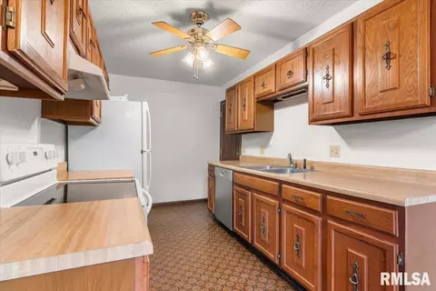 Kitchen - 137 N Douglas Ave, Springfield, IL 62702 photo 1 of 2