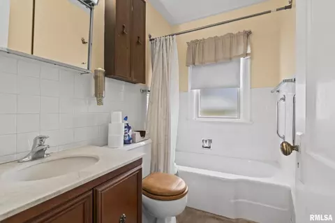 Bath - 2937 S 3rd St, Springfield, IL 62703 photo 1 of 1