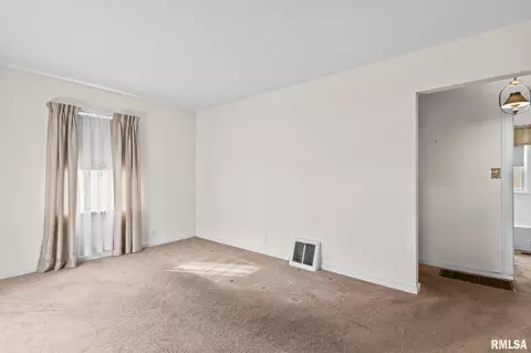 Living - 2937 S 3rd St, Springfield, IL 62703 photo 3 of 3