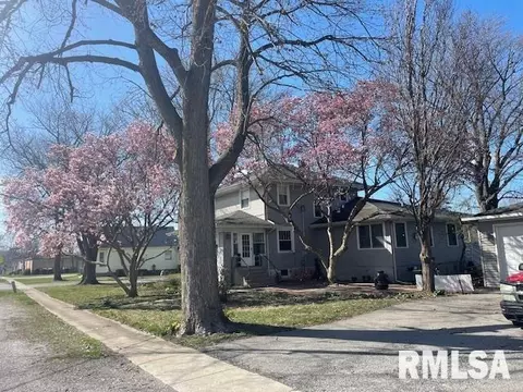 Exterior - 207 E Cherokee St, Morrisonville, IL 62546 photo 4 of 16