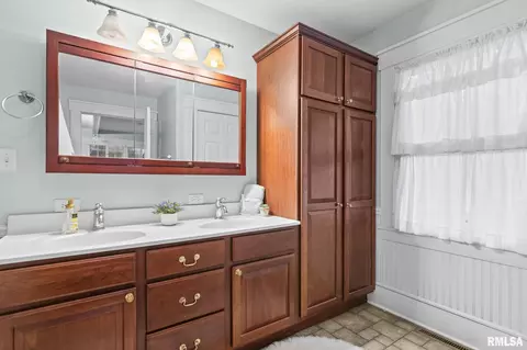 Bath - 207 E Cherokee St, Morrisonville, IL 62546 photo 1 of 4