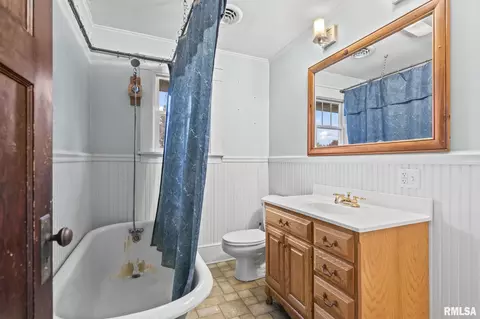 Bath - 207 E Cherokee St, Morrisonville, IL 62546 photo 3 of 4