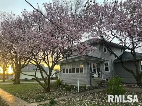 Exterior - 207 E Cherokee St, Morrisonville, IL 62546 photo 2 of 16