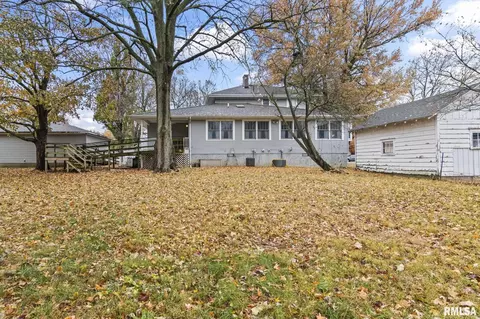 Exterior - 207 E Cherokee St, Morrisonville, IL 62546 photo 8 of 16