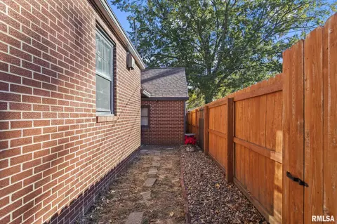 412 Outer Park Dr, Springfield, IL 62704 photo 5