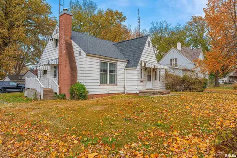 306 Woodlawn Rd, Lincoln, IL 62656