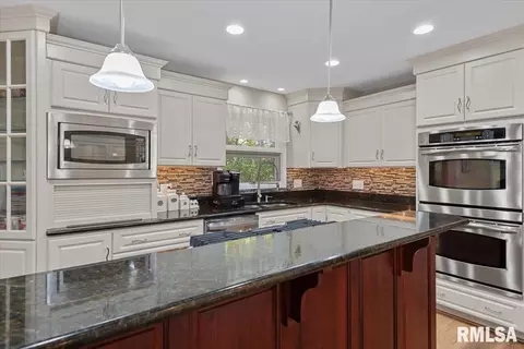 Kitchen - 929 Roanoke Dr, Springfield, IL 62702 photo 2 of 5