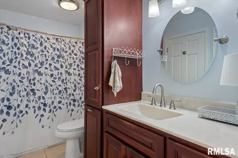Bath - 929 Roanoke Dr, Springfield, IL 62702 photo 1 of 2