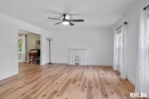 Living - 929 Roanoke Dr, Springfield, IL 62702 photo 1 of 2