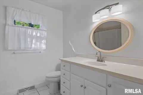 Bath - 929 Roanoke Dr, Springfield, IL 62702 photo 2 of 2