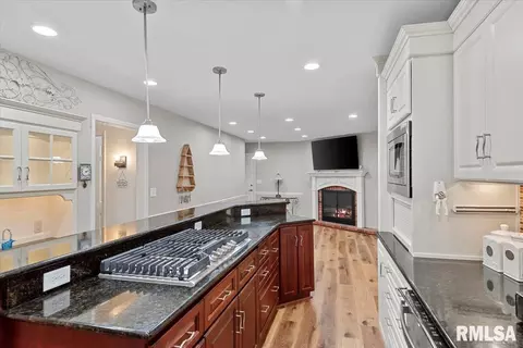 Kitchen - 929 Roanoke Dr, Springfield, IL 62702 photo 3 of 5