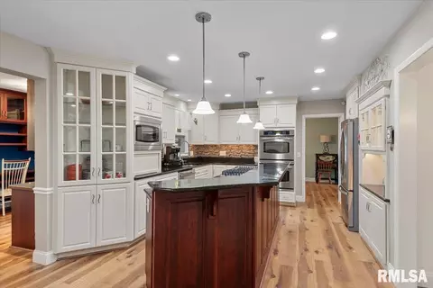 Kitchen - 929 Roanoke Dr, Springfield, IL 62702 photo 4 of 5