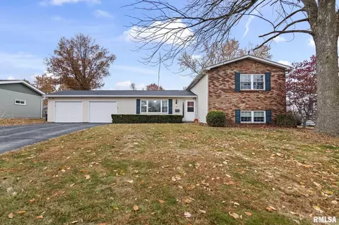 815 Oxford Dr, Chatham, IL 62629