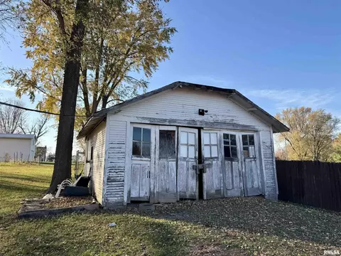 Exterior - 309 N Main St, Payson, IL 62360 photo 5 of 7