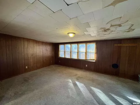 Living - 309 N Main St, Payson, IL 62360 photo 1 of 2