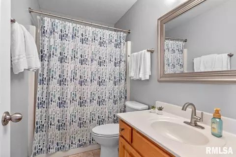 Bath - 2816 Haggard Dr, Springfield, IL 62711 photo 1 of 2