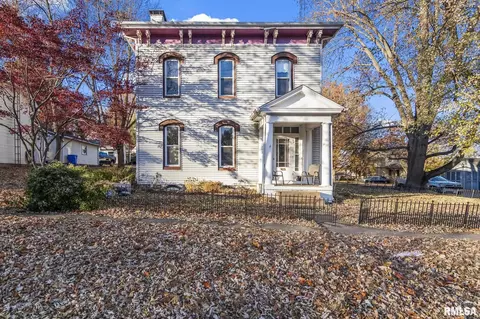 203 W Sheridan Rd, Petersburg, IL 62675