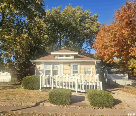 633 E 5th St, Galesburg, IL 61401